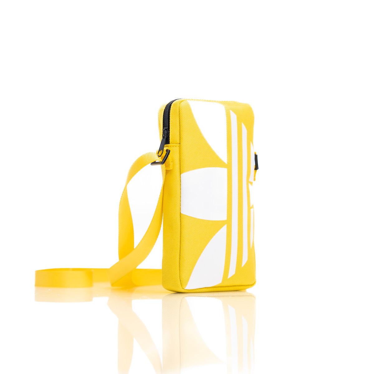 adidas ユニバーサルフォンポーチ Universal Pouch Big Logo ゴールドホワイト
