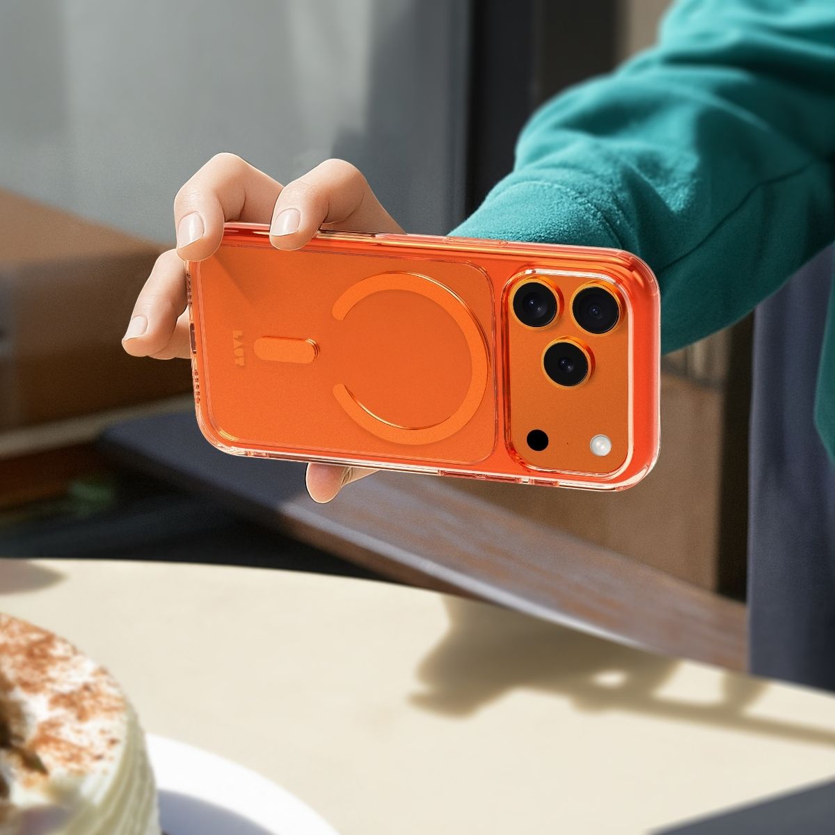 iPhone 17 Proケース CRYSTAL FLURO クリアブロンズ