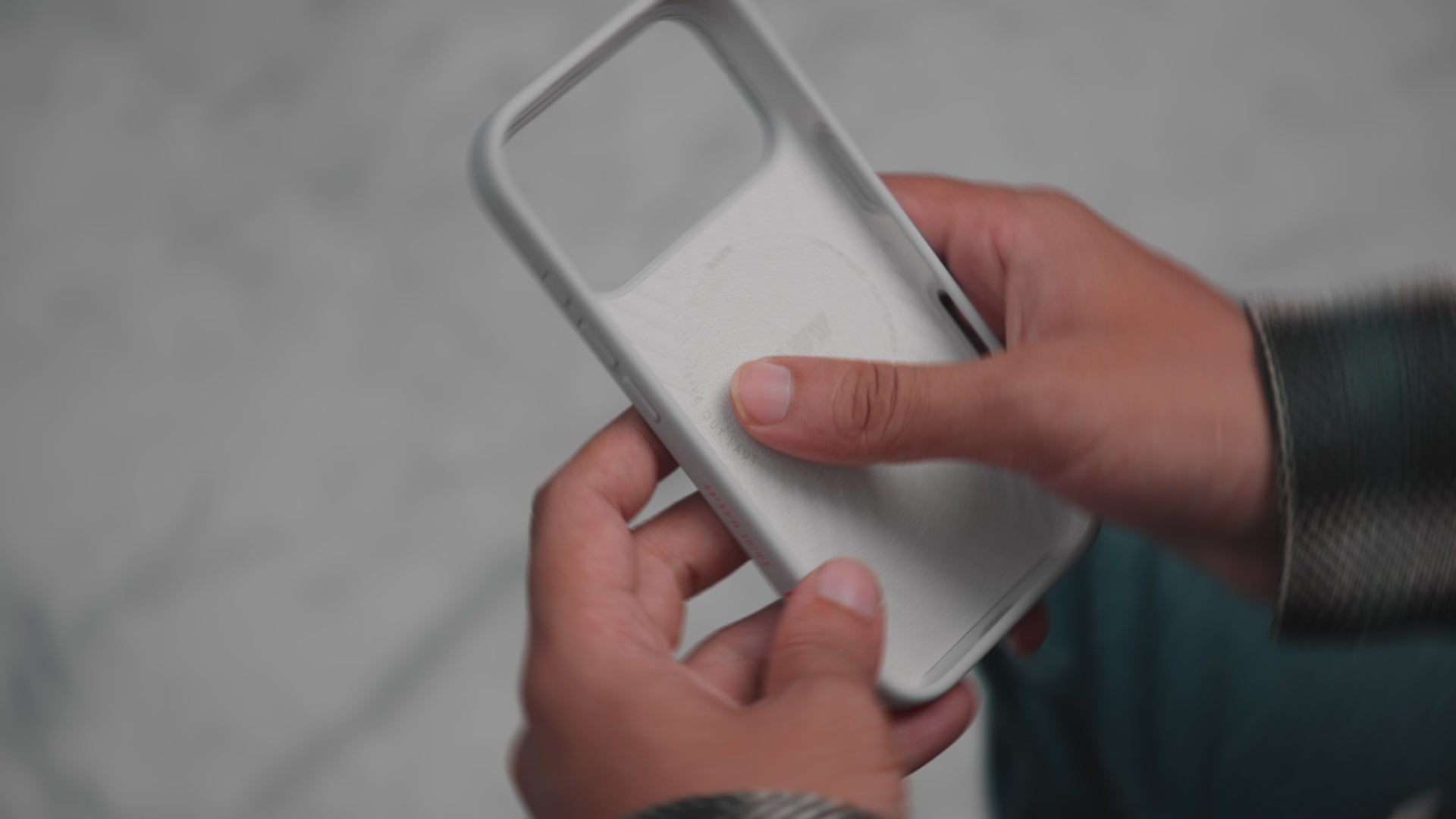 iPhone 18 Pro/17 Proケース HUEX SLIM コンクリートグレー